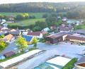 Bild: fjo
Auf dem Dach des Schützenhauses (links) soll ein Handymast entstehen. Landwirt Johannes Wolf rechnet mit starken Beeinträchtigungen für seinen Bauerhof (rechts) und die eigene Familie.