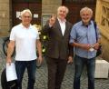 Bild: Wolfgang Schimmel
Die IG-Vertreter (von links) Norbert Scharf, Stefan Reuther und Achim Hüttner strahlten zur Übergabe der Unterschriften für das Bürgerbegehren im Rathaus Zuversicht aus.