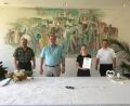 Bild: fz
Gemeinschaftsvorsitzender und Bürgermeister Anton Kappl ernennt Johanna Kick und Hans Peter Wiesent mit seinem Tännesberger Kollegen Ludwig Gürtler (von rechts) zu Standesbeamten der Verwaltungsgemeinschaft. Wiesent zugleich als Leiter des Standesamtsbezirks.