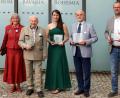 Bild: Gerhard Götz
Mit dem Brückenbauer-Preis sind (von links) Zuzana Vintrová (Pendlerverband), Eugenie Trützschler von Falkenstein, Karl Suchy und Veronika Kupková geehrt worden. Für die Realschule Vohenstrauß und das Gymnasium in Stříbro nahmen (von rechts) Kilian Graber und Milan Deredimos die Auszeichnung entgegen.