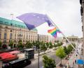 Bild: Christoph Soeder/dpa
Eine Regenbogenfahne weht am Mittwoch neben der EU-Flagge an der Vertretung der Europäischen Kommission in Berlin. Die EU-Kommission geht gegen Ungarns Gesetz zu Sexualität vor.