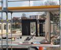 Bild: Portner
Der städtische Kindergarten in Oberviechtach wächst Tag für Tag in die Höhe. Die fertigen Holzbauteile werden am Boden fixiert.