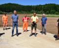 Bild: no
Bei der offiziellen Abnahme der Baugebietserschließung (von rechts): Strabag-Bauleiter Franz Fenk, Bürgermeister Dieter Dehling, Hans Hollederer (Koordinator für das Projekt Fernwärme), Georg Rumpler (Planungsbüro Renner & Hartmann), Josef Sellner (Leiter des Bauhofs), Christian Faderl (Planungsbüro Renner & Hartmann), Gemeindearbeiter Christian Baumer und Wassermeister Peter Kölbel (Wasserzweckverband Illschwang).