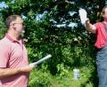 Bild: Hirsch
Die Landwirte und CSU-Stadträte Hans Sieß (links) und Robert Koller (rechts) zweifeln die Nitratwerte im Grundwasser an der Messstelle nördlich von Klardorf (am Boden) an.