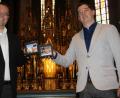 Bild: ads
Stadtpfarrer Thomas Helm (links) freute sich über die ersten beiden Gedenkmünzen aus der limitierten Auflage der Sonderprägung zur Würdigung der Martinskirche im Jubiläumsjahr, die ihm der Prokurist der Münz-Gesellschaft „Euro Mint“, Lars Knevels (rechts), überreichte.
