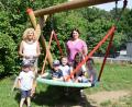 Bild: oe
Mit der Spende der Dorfgemeinschaft Viehberg will die Kita Zwergenland weitere Spielsachen anschaffen (hinten, von links): Dorfgemeinschafts-Chefin Doris Schmidt und Susanne Honig, die stellvertretende Kita-Leiterin.