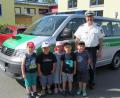 Bild: Polizeiinspektion Tirschenreuth/exb
Polizeihauptkommissar Wolfgang Trottmann erklärte den Vorschulkindern, worauf sie auf dem Weg zur Schule achten müssen.