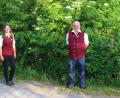 Bild: swo
Chefdirigent Gerhard Böller (Mitte) überreicht den Dirigentenstab an Veronika Kick (links) und Tamara Lindner (rechts) und wünschte ihnen viel Erfolg bei der Leitung des Gebenbacher Nachwuchsorchesters.