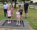 Bild: sck
Das Bodentrampolin erfreut sich bei den Kindern großer Beliebtheit. Hinten von links die Vorsitzenden der Siedlergemeinschaft Auerbach, Herbert Lehner und Michael Streit.
