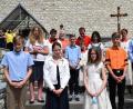 Bild: wfe
Vier Firmlinge aus Königstein und fünf aus Edelsfeld stellen sich mit Archimandrit Andreas Thiermeyer und Pfarrer Hans Zeltsperger zum Gruppenfoto vor der Königsteiner Pfarrkirche auf.