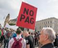 Bild: Peter Kneffel/dpa
Mehrere hundert Menschen nehmen mit Plakaten und Transparenten an einer Kundgebung des Bündnisses «noPAG - Nein! zum neuen Polizeiaufgabengesetz» vor dem bayerischen Innenministerium teil.