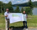 Bild: Martin Birner/exb
Bernd Mehltretter (rechts) und Bürgermeister Martin Birner (links) präsentieren die Pläen für die Tinyhäuser in Gütenland.