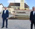 Bild: paf
Landtagsabgeordneter Harald Schwartz (links) bei seinem Antrittsbesuch bei Poppenrichts Bürgermeister Hermann Böhm (rechts) am neuen Dorfplatz in Poppenricht.