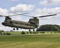 Bild: Petra Hartl
Ein Chinook der 12th Combat Aviation Brigade (Heeresfliegerbrigade) aus Katterbach landet auf dem Flugplatz in Pegnitz. Ein baugleiches Modell des als „Bananenhubschraubers“ bekannten mittelschweren US-Transporters ist vor 50 Jahren bei Pegnitz in der Luft zerbrochen – es starben 37 Soldaten. Ab Juli wird in Grafenwöhr an die Katastrophe erinnert.
