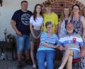 Bild: soj
Der Jubilar Bernd Würstl mit Ehefrau Elisabeth (sitzend) mit Tochter Sandra Schmelber (hinten, von rechts), Tochter Daniela Würstl, die Enkelkinder Hannah und Felix, Emelie Hoffmann, Schwiegersohn Dieter Schmelber.