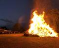 Bild: Franz Dotzler
Ein Bild wie aus einer anderen Zeit, das es am Freitag in Brudersdorf wieder geben soll: Die Feuerwehr will das Johannisfeuer, hier ein Bild aus dem Jahr 2018, mit über 100 Menschen feiern.