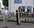 Bild: gi
Pfarrer Udo Klösel segnete das neue Haus der „Wohnanlage und Tagespflege an der Wieskirche" in Moosbach“. Der frühere Bürgermeister und jetzige Gemeinderat Hermann Ach assistiert dazu als Ministrant. Ach gilt als Initiator des Gebäudebaues in den Jahren 2019/2020.