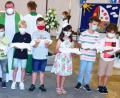 Bild: hai
Maresa Jehring, Swamy Longo, Ben Kottwitz, Fabian Busch, Emanuele Saponaro, Jonah Micklisch, Niklas Prechtl, Jasmin Selmi, Maik-Leon Schmidt und Aven Paez (von links) erhalten in der Dreifaltigkeitskirche in diesem Jahr erstmals aus den Händen von Pfarrer Sven Grillmeier (Mitte) die Heilige Kommunion.