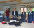 Bild: ws
Der Stadt ist der Bildungsstadtort Tirschenreuth ein großes Anliegen. Deshalb werden laufend Investitionen in die digitale Ausstattung unternommen, etwa durch neue Notebooks oder iPads für die Mittelschule. Die neuen Geräte stellten Rektor Jürgen Bayer (Mitte) und Konrektor Joachim Kruppa (links) den Vertretern der Stadt mit Bürgermeister Franz Stahl (rechts), Stellvertretenden Kämmerer Harald Eckstein (Zweiter von links) und IT-Leiter Christian Pößl vor.