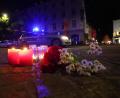Bild: Karl-Josef Hildenbrand/dpa
Kerzen und Blumen nahe des Tatorts in der Innenstadt. In Würzburg hat ein Mann wahllos Menschen mit einem Messer attackiert.