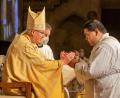 Bild: pdr/altrofoto
Bischof Rudolf Voderholzer (links) weihte im Regensburger Dom St. Peter acht Diakone zu Priestern; einer davon war Ramon Rodriguez aus Hirschau (rechts).