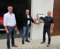 Bild: fg
Den Defi in Steiningloh nehmen Bürgermeister Hermann Falk, BRK-Rettungsdienstleiter Erwin Gräml und Feuerwehrkommandant Ludwig Fischer offiziell in Betrieb.