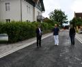 Bild: Probst, Helga
Bürgermeister Martin Birner, Dr. Christoph von Wenz und Norbert Nietfeld (v.l.) machten sich ein Bild von der Fertigstellung des ersten Bauabschnittes in der Krankenhausstraße