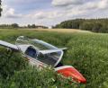 Bild: Lowak
Bruchlandung in einem Feld zwischen Eppenreuth und dem Hotel Igel: Der Pilot des Segelflugszeugs kommt mit leichten Verletzungen ins Klinikum nach Weiden.