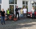 Bild: wro
Für die Fahrschule Thoma wurde im Mai ein Nachfolger gefunden. Gefeiert wurde coronabedingt erst später. Im Bild (von links) die Fahrlehrer Horst Spörrer, Nicole Zeitler und Detlef Fröhlich, Fahrschulleiter Hans Fick jun., Lydia und Hans Fick sen., zusammen mit Josef Thoma und Bürgermeister Toni Dutz.