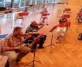 Bild: prh
Die Musiker des Salonorchesters unter Leitung von Nico Dick brauchen viel Abstand beim gemeinsamen Proben. Im Saal der Stadthalle haben sie diesen.