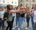Bild: Gerd Spies
Prost! Diese Marktplatz-Besucherinnen ließen sich das Bier bereits kurz nach dem Anstich des ersten Fasses schmecken.
