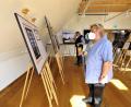 Bild: ubb
Interessiert schauten sich die Gäste, die zur Ausstellungseröffnung geladen waren, die Fotografien der Studenten an.