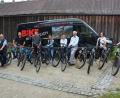 Bild: jr
30.000 Euro kosteten die zwölf E-Bikes, die am Freitag an die Gäste-Information der Gemeinde Bad Neualbenreuth übergeben wurden. Im Bild von links Bürgermeister Klaus Meyer, Klaus Möhwald, Alfons Schnurrer (Fremdenverkehrsverein), Melanie Dendorfer, Ursula Stingl (Gäste-Information), Gerhard Geiger (Sibyllenbad) sowie Roswitha Schmeller und Franziska Köhler (beide Gäste-Information).