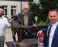 Bild: krb
Bürgermeister Sebastian Dippold und Kulturreferent freuen sich über Brunnenfigur, die ihnen Gerhard Hösl von den Vereinigten Sparkassen übergibt.