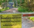 Bild: ohr
Das Flußspatbergwerk Marienschacht östlich von Wölsendorf wird im Sommer 1979 stillgelegt. Hinweisschilder um das rund 5 Hektar große Areal verweisen auf die Gefahrenzone und versperren die Zufahrt zum Gelände.