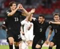 Bild: Lukas Barth/dpa
Deutschlands Leon Goretzka (von links) bejubelt sein Tor zum 2:2 mit Kevin Volland Joshua Kimmich.