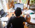 Symbolbild: Sebastian Gollnow/dpa
Eine Frau im Home-Office. Viele Betriebe in Amberg planen, ihren Mitarbeitern auch künftig flexiblere Arbeitsmodelle zu ermöglichen.
