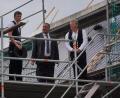 Bild: fvo
Bürgermeister Josef Beimler (Mitte) sowie die Zimmerermeister Christian Kraus junior (links) und Christian Kraus senior (rechts) feiern Richtfest.