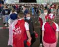 Bild: agentur_dpa
Dänische und walisische Fans mussten sich vor Spielbeginn in Amsterdam für einen Corona-Test in eine sehr, sehr lange Schlange stellen.