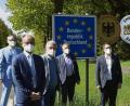 Bild: eg
Grenzregion kämpft um EU-Fördermittel: Staatsministerin Melanie Huml am Grenzübergang Hundsbach bei Waldsassen mit (von links) Waldsassens Bürgermeister Bernd Sommer, dem stellvertretenden Landrat Alfred Scheidler, Bezirksrat Toni Dutz, Landrat Roland Grillmeier, MdEP Christian Doleschal, und den Landtagsabgeordneten Gerhard Hopp und Tobias Reiß.