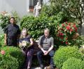 Bild: bnr
Seit 40 Jahren gestaltet Irene Polster zusammen mit den Kindern die Erstkommunionkerzen. Mit Blumen und einem Geschenk bedankten sich Pfarrer Georg Parampilthadathil und Pastoralreferent Andreas Hartung für den wertvollen Dienst in der Pfarrgemeinde.