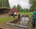 Bild: gz
Die Feuerwehrleute Jürgen Bösl und Maximilian Hochwart unterstützen den Bauhof bei der Säuberungsaktion am Kneippbecken. Alles genau im Blick hatte der siebenjährige Florian Bösl, der wie sein Papa ebenfalls Feuerwehrmann werden möchte.