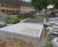Bild: ow
Welches Pflaster wird auf dem neuen Marktplatz verlegt? Diese Entscheidung wird in zwei bis drei Wochen bei einem Ortstermin getroffen. Dabei dürfen die Bürger mitentscheiden. Momentan werden dazu im Bereich des ehemaligen Buswartehäuschens Musterpflasterflächen ausgelegt.
