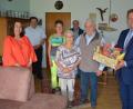 Bild: jr
Seinen 80. Geburtstag feierte jetzt Hans Stingl (Zweiter von rechts, mit Ehefrau Elisabeth. Es gratulierten unter anderem (von links) Tochter Patrizia, Kaplan Daniel Schmid, Tochter Michaela, Werner Männer vom Arbeitskreis Heimatpflege und Bürgermeister Stefan Grillmeier.