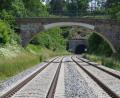Bild: ak
Im Gemeindegebiet von Kulmain gibt es zwei Brücken, die über die Bahntrasse führen. Im Bild die Bahnbrücke bei Oberwappenöst vor dem Armannsbergtunnel, der 840 Meter lang ist und direkt unter der Ortschaft Oberwappenöst verläuft. Neben der Bahnbrücke bei Lenau ist dies die zweite an der Bahnstrecke zwischen Immenreuth und Neusorg.