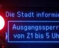 Bild: Fabian Strauch/dpa
Auf einem Display in Oberhausen wird auf die „Ausgangssperre“ hingewiesen. So prominente Hinweise gab's im Landkreis nicht. Sonst hätte ein 59-Jähriger wohl keinen Ärger mit der Polizei bekommen.