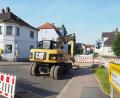 Bild: bl
In der Pfreimder Bahnhofstraße sind die Bagger angerückt, auf der Wiese nebenan stapeln sich Kanalrohre. Bei der Sanierung hat der erste Bauabschnitt begonnen.