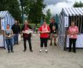Bild: fpoz
Startschuss für den Regionalmarkt am Stadtpark: Von links Kajetan Merkl (Bioladl Haselbrunn), Doris Burger (Naturwerkstatt Steinwald Masch), Zweiter Bürgermeister Mario Rabenbauer, Anton Spörer (Fischspezialitäten aus Waldershof), Gabriela Rupprecht (Fruchtaufstriche aus Waldershof), Umweltreferent Stefan Müller sowie Eva-Maria Dannhorn mit Honigprodukten aus Marktredwitz.