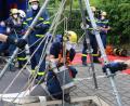 Bild: Christian Birner
Über einen Dreibock aus Einsatzgerüststangen werden die
Schmutzwasserpumpen in den Tank hinabgelassen. Sowohl der THW-Helfer als auch die
Pumpe sind über Leinen vor einem Absturz gesichert.