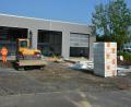 Bild: jr
Am Vorplatz der neu erbauten Halle entsteht ein neuer beheizter Waschplatz für die Fahrzeuge. Im Hintergrund die neue Stahlhalle, die wärmeeffizient ausgebaut wurde.
